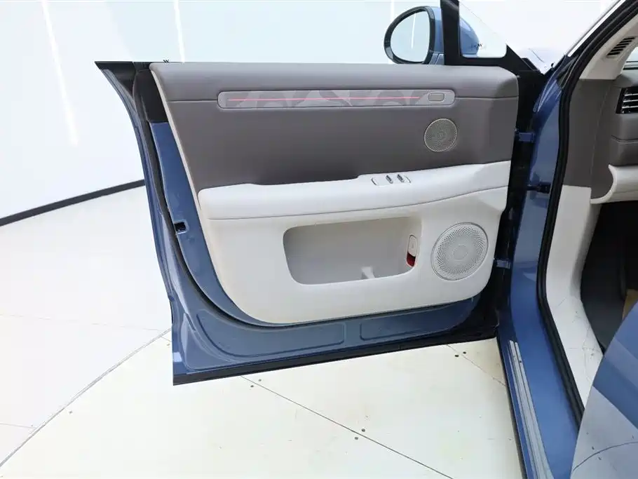 Zhiji Auto IM LS6 2026 Range Extender 52 Max 2025 - thumbnail 6