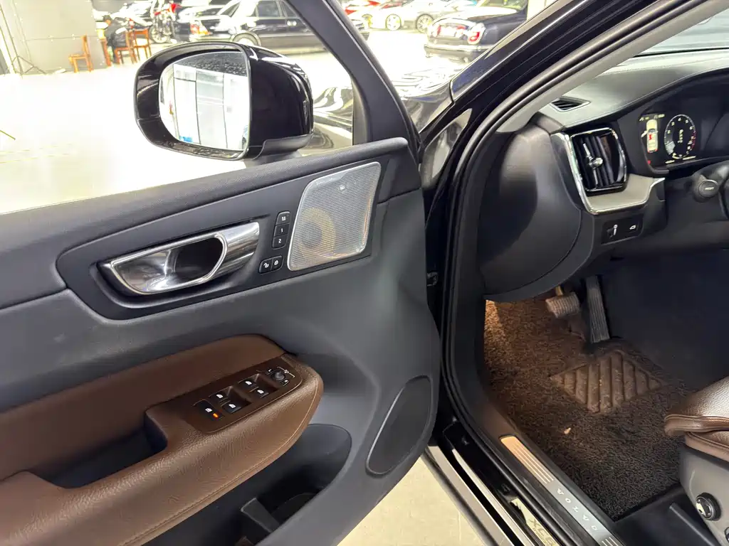 Volvo Volvo XC60 2018 T5 AWD Inscription Luxury Edition 2018 - thumbnail 9