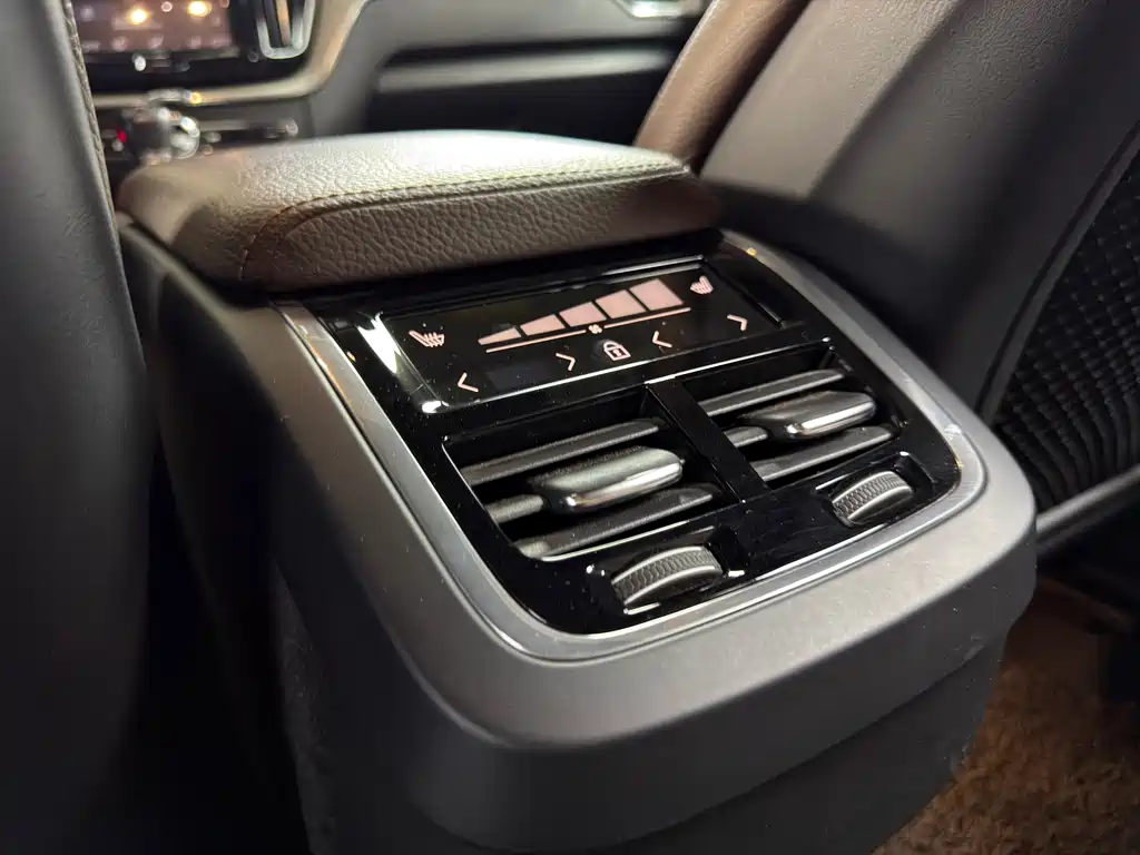 Volvo Volvo XC60 2018 T5 AWD Inscription Luxury Edition 2018 - thumbnail 19