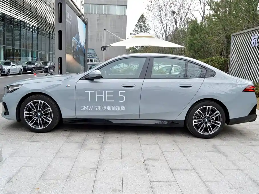 BMW BMW 5 Series Import 2024 525i M Sport Package 2025 - thumbnail 2