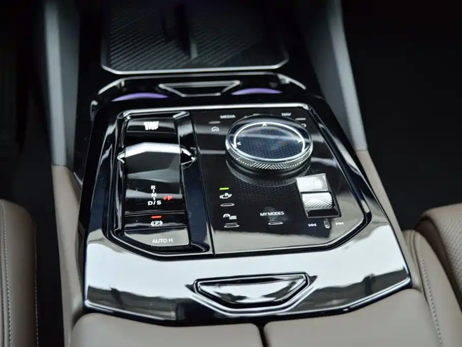 BMW BMW 5 Series Import 2024 525i M Sport Package 2025 - thumbnail 12