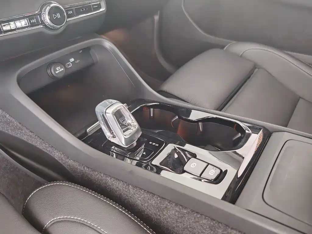 Volvo Volvo XC40 2025 B4 AWD Ultimate Luxury Edition 2024 - thumbnail 13