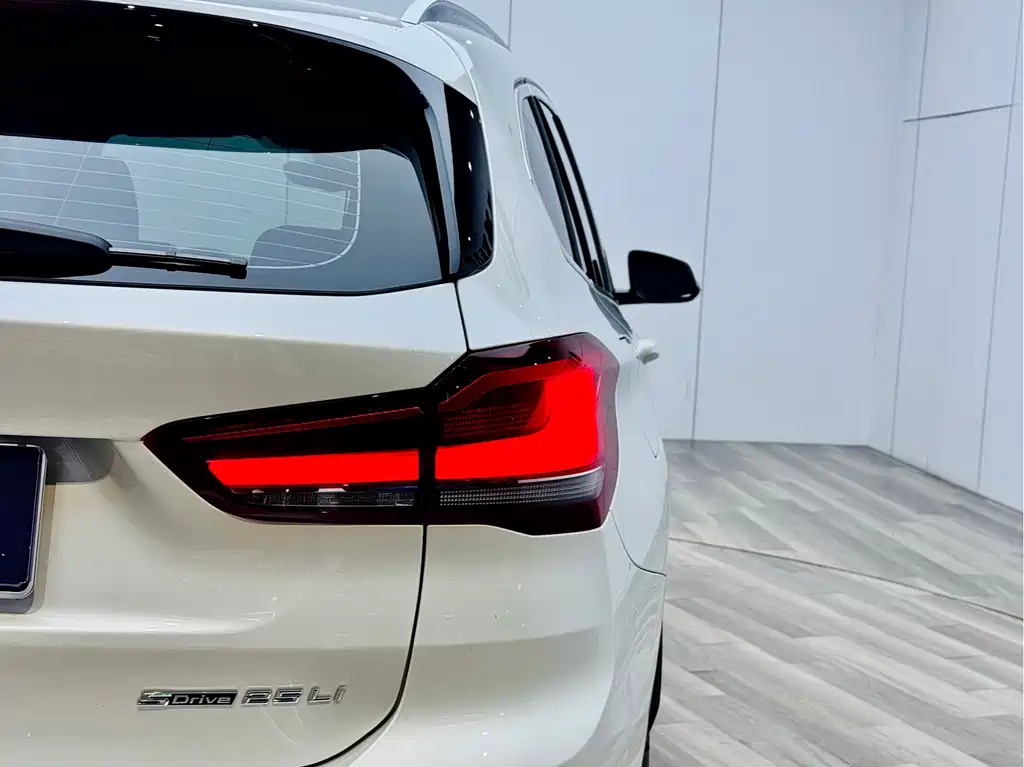 BMW BMW X1 2022 sDrive25Li Leading Edition 2023 - thumbnail 2
