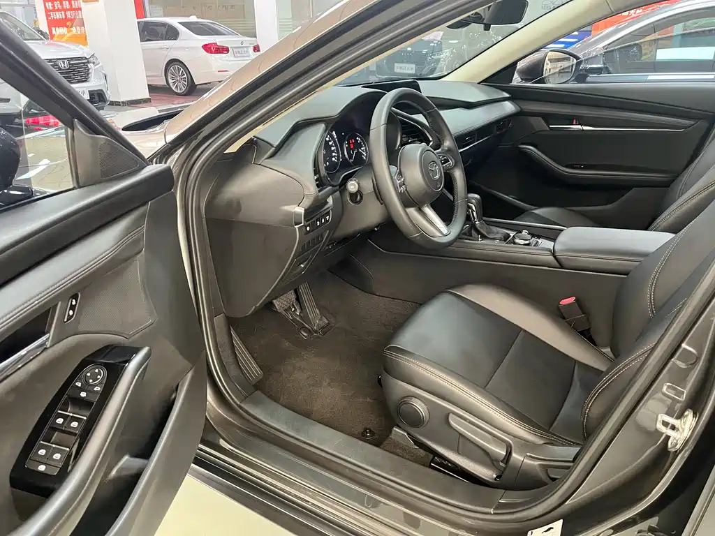Mazda Mazda 3 Axela 2022 2.0L Automatic Premium Edition 2023 - thumbnail 8
