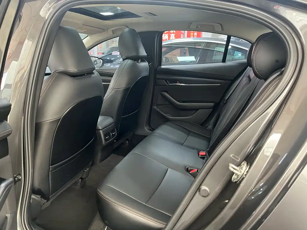 Mazda Mazda 3 Axela 2022 2.0L Automatic Premium Edition 2023 - thumbnail 9
