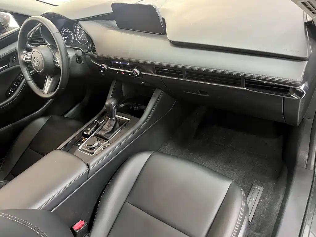 Mazda Mazda 3 Axela 2022 2.0L Automatic Premium Edition 2023 - thumbnail 11