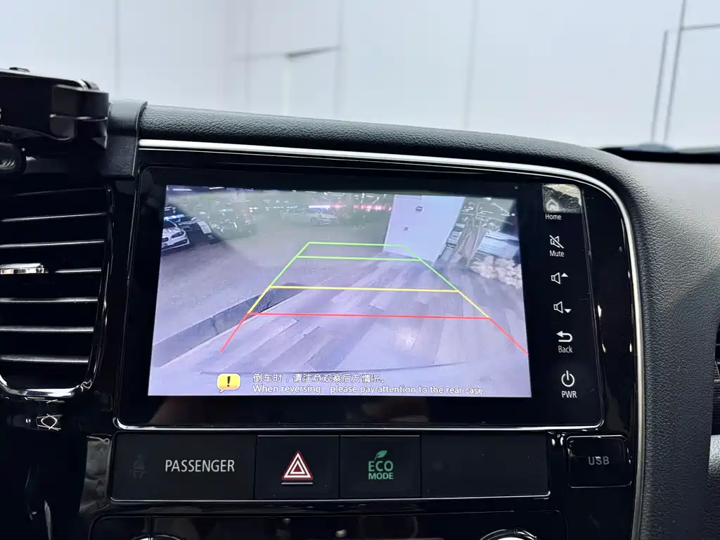 Mitsubishi Outlander 2018 2.4L AWD Premium Edition 5-seater 2018 - thumbnail 5