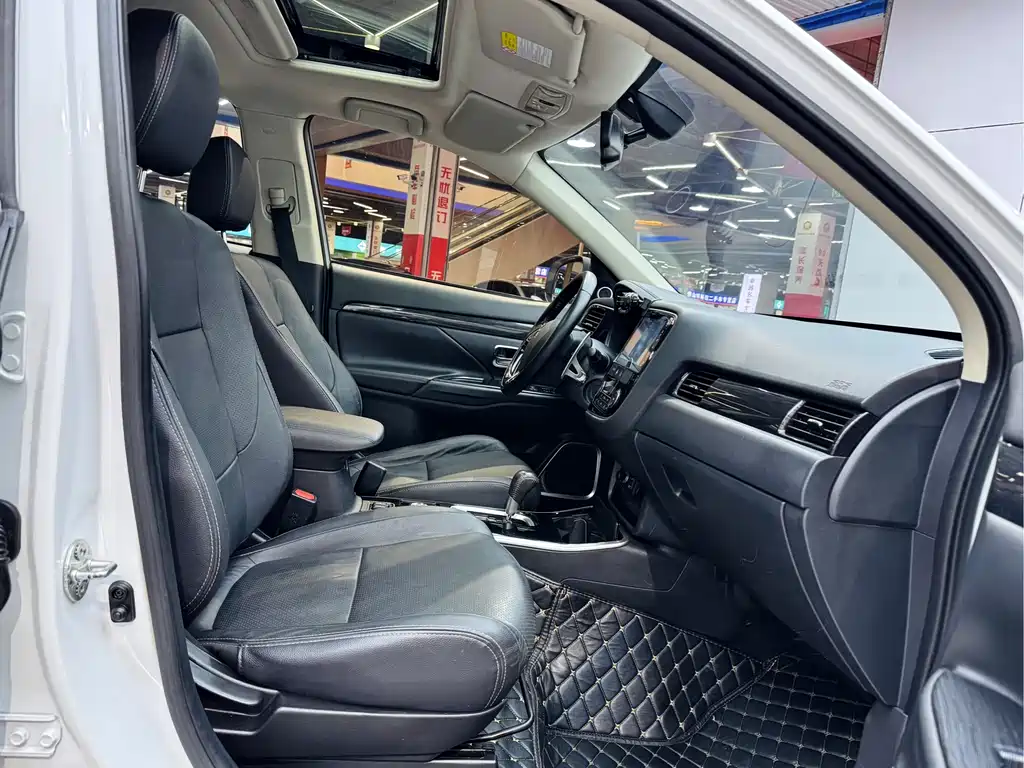 Mitsubishi Outlander 2018 2.4L AWD Premium Edition 5-seater 2018 - thumbnail 9