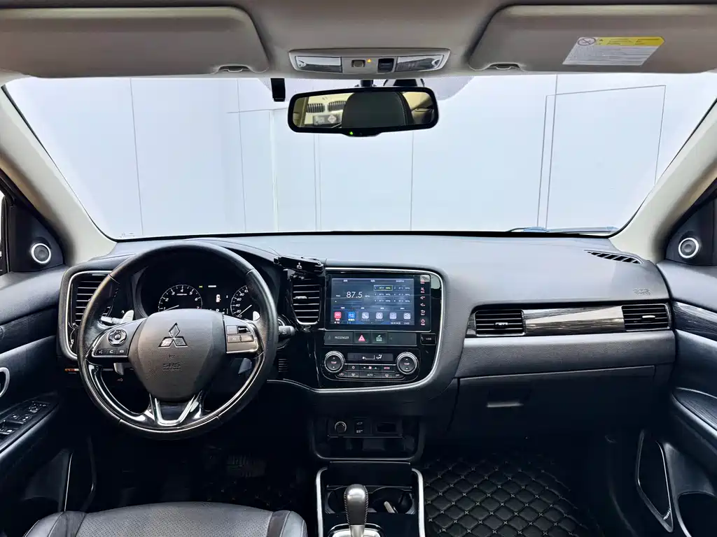 Mitsubishi Outlander 2018 2.4L AWD Premium Edition 5-seater 2018 - thumbnail 10
