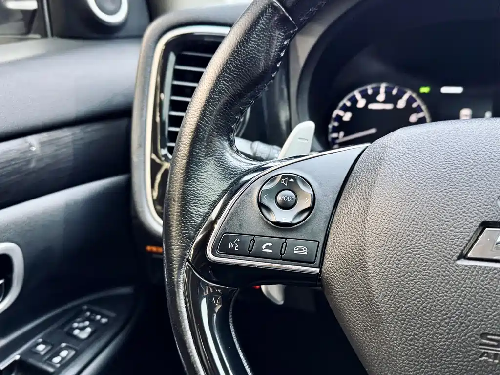 Mitsubishi Outlander 2018 2.4L AWD Premium Edition 5-seater 2018 - thumbnail 11