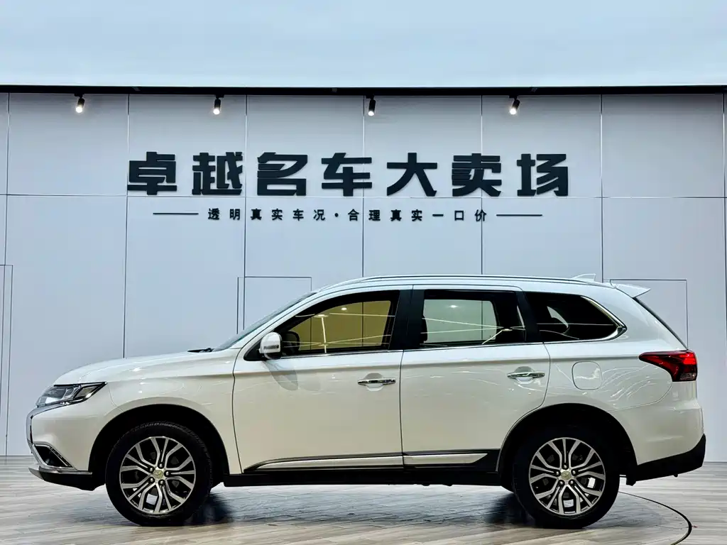 Mitsubishi Outlander 2018 2.4L AWD Premium Edition 5-seater 2018 - thumbnail 12