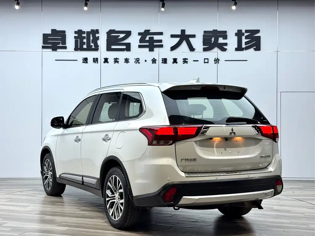 Mitsubishi Outlander 2018 2.4L AWD Premium Edition 5-seater 2018 - thumbnail 13