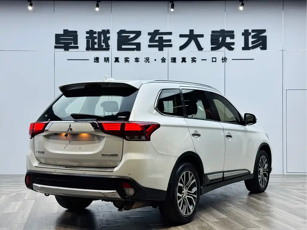 Mitsubishi Outlander 2018 2.4L AWD Premium Edition 5-seater 2018 - thumbnail 15