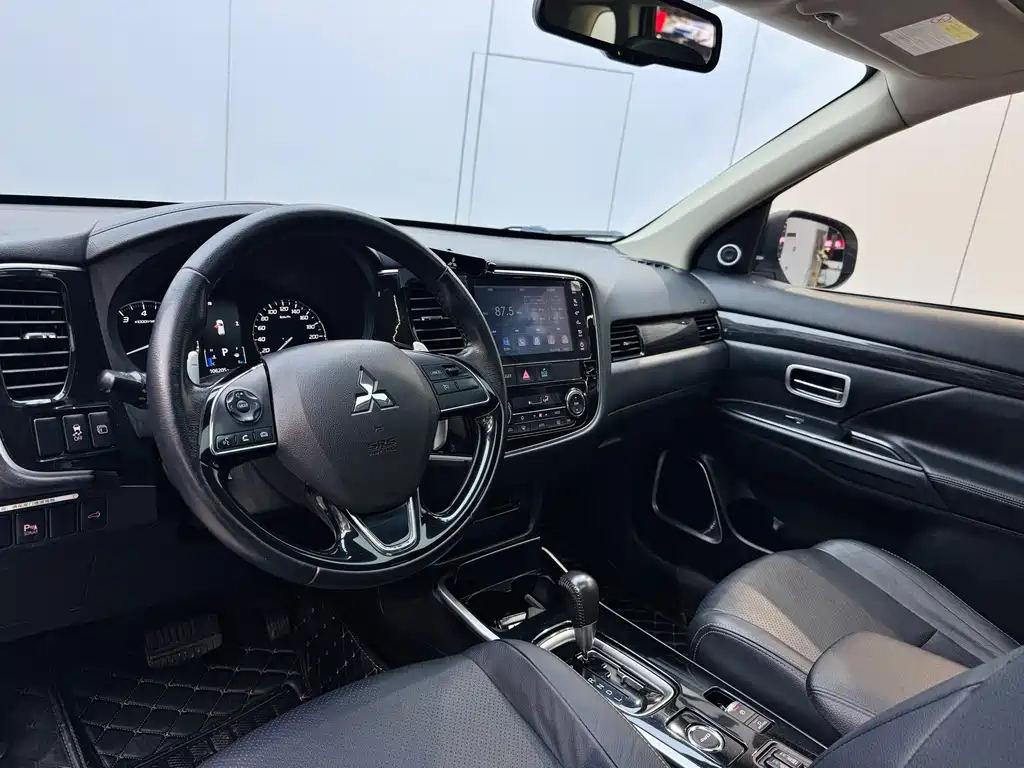 Mitsubishi Outlander 2018 2.4L AWD Premium Edition 5-seater 2018 - thumbnail 16