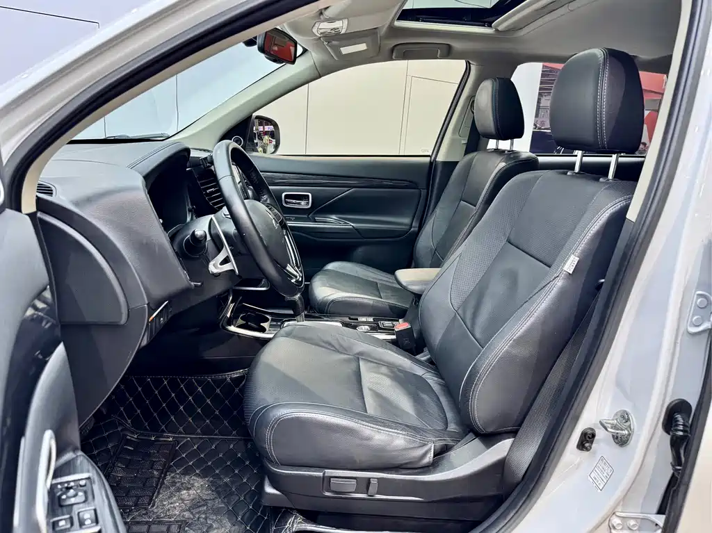 Mitsubishi Outlander 2018 2.4L AWD Premium Edition 5-seater 2018 - thumbnail 17