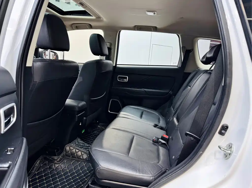 Mitsubishi Outlander 2018 2.4L AWD Premium Edition 5-seater 2018 - thumbnail 18