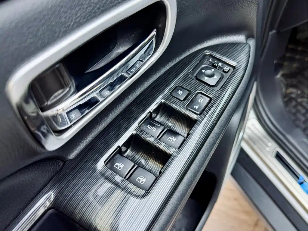 Mitsubishi Outlander 2018 2.4L AWD Premium Edition 5-seater 2018 - thumbnail 19