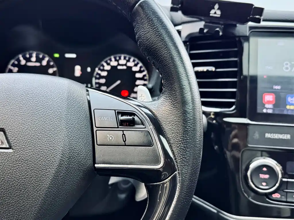 Mitsubishi Outlander 2018 2.4L AWD Premium Edition 5-seater 2018 - thumbnail 20