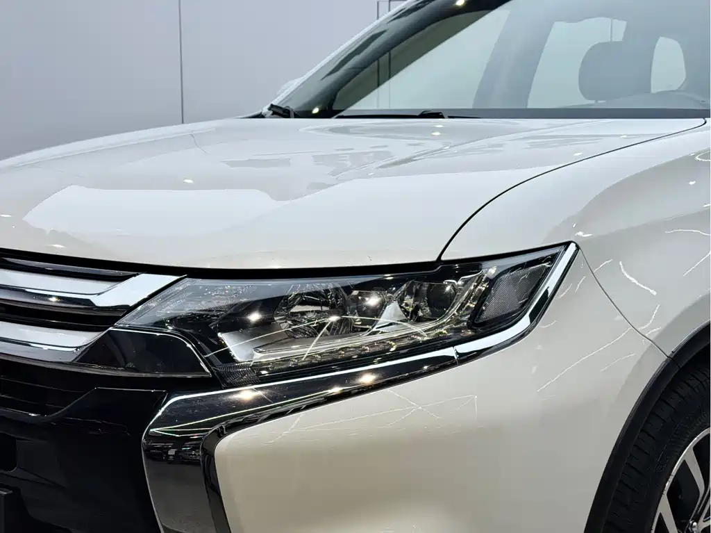 Mitsubishi Outlander 2018 2.4L AWD Premium Edition 5-seater 2018 - thumbnail 24