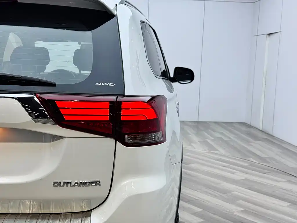 Mitsubishi Outlander 2018 2.4L AWD Premium Edition 5-seater 2018 - thumbnail 27