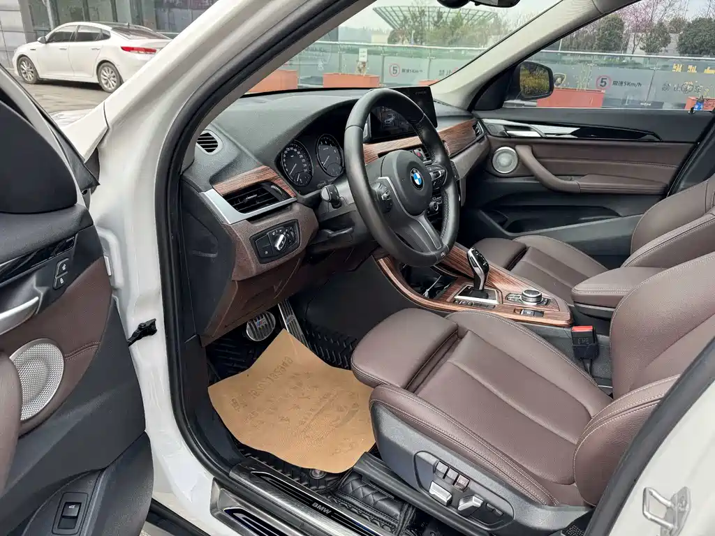 BMW BMW X1 2022 sDrive25Li Leading Edition 2022 - thumbnail 4
