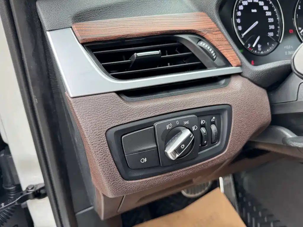 BMW BMW X1 2022 sDrive25Li Leading Edition 2022 - thumbnail 19