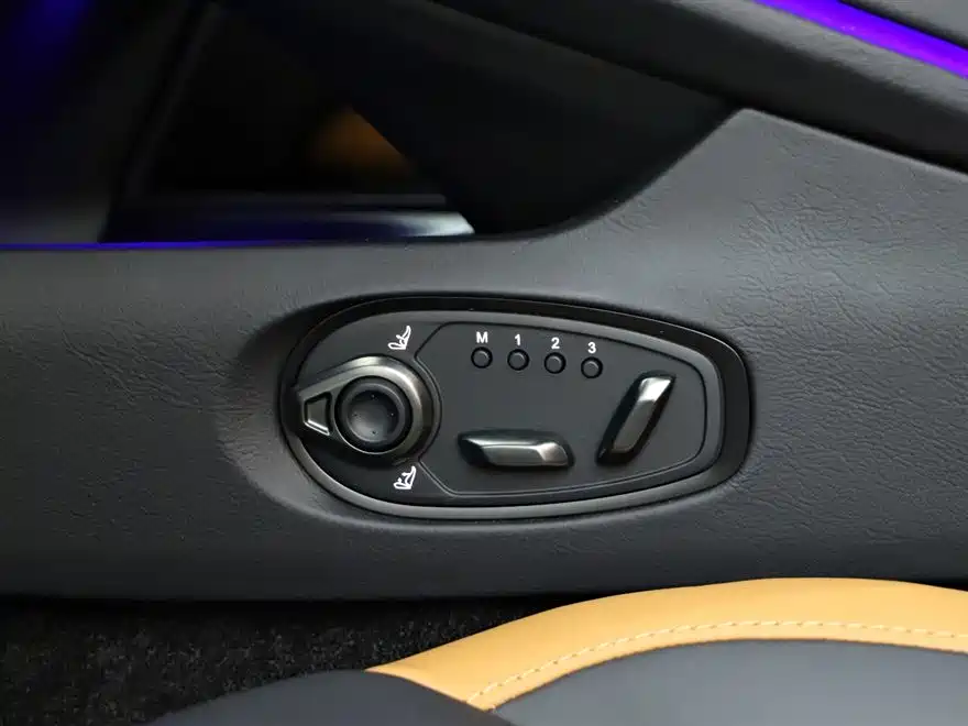 Aston Martin Aston Martin DB12 2025 4.0T V8 Coupe 2026 - thumbnail 22