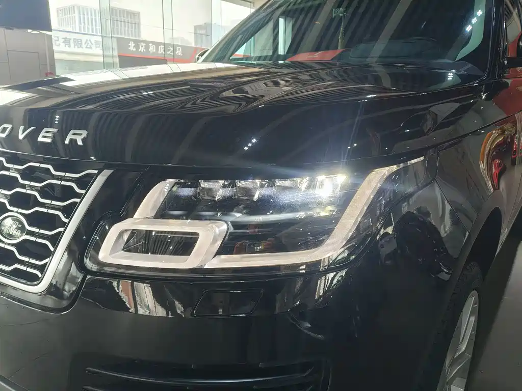 Land Rover Range Rover 2022 3.0 L6 400PS Vogue Long Wheelbase Classic Edition 2022 - thumbnail 4