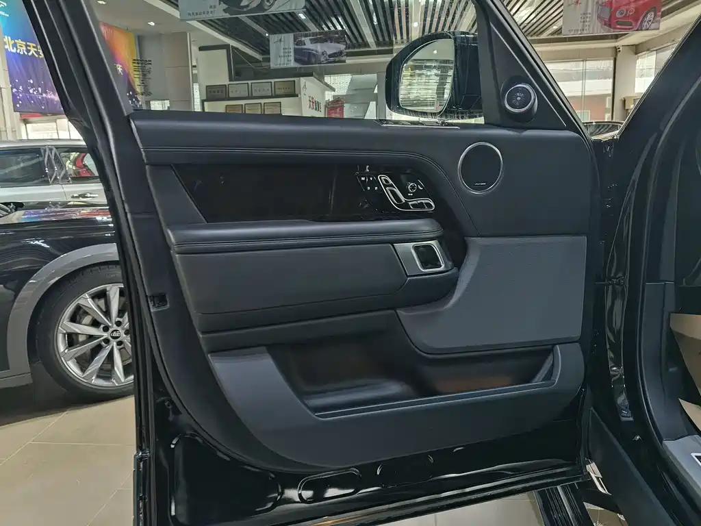 Land Rover Range Rover 2022 3.0 L6 400PS Vogue Long Wheelbase Classic Edition 2022 - thumbnail 6