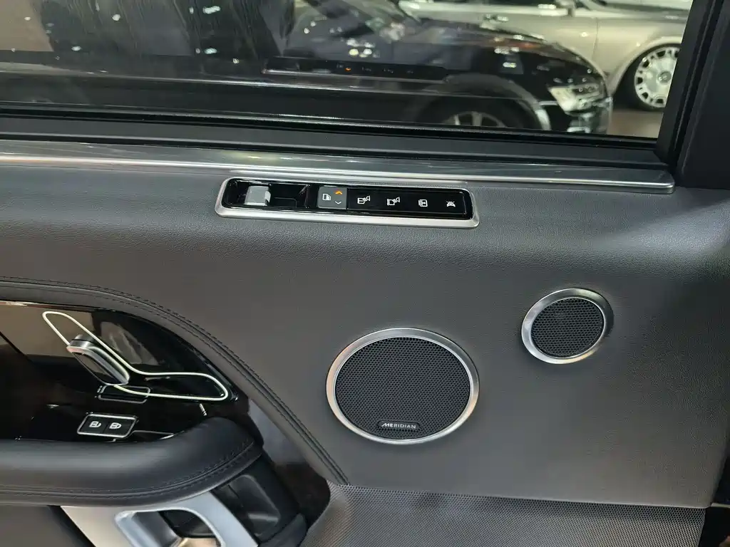 Land Rover Range Rover 2022 3.0 L6 400PS Vogue Long Wheelbase Classic Edition 2022 - thumbnail 19