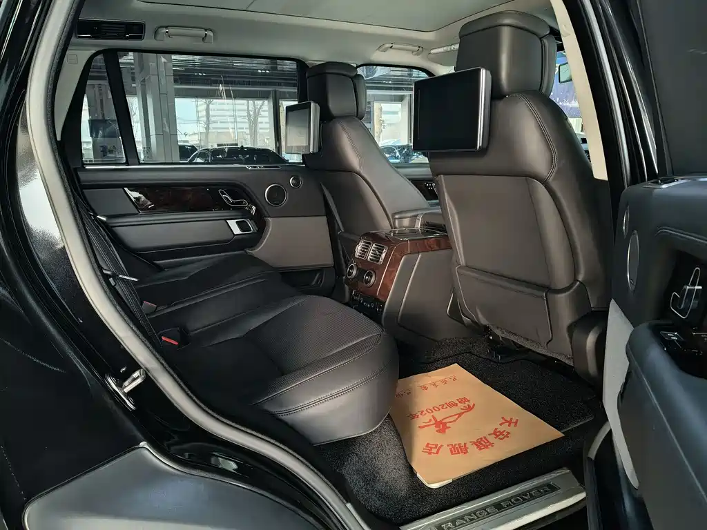 Land Rover Range Rover 2022 3.0 L6 400PS Vogue Long Wheelbase Classic Edition 2022 - thumbnail 24