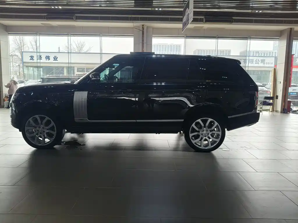 Land Rover Range Rover 2022 3.0 L6 400PS Vogue Long Wheelbase Classic Edition 2022 - thumbnail 26
