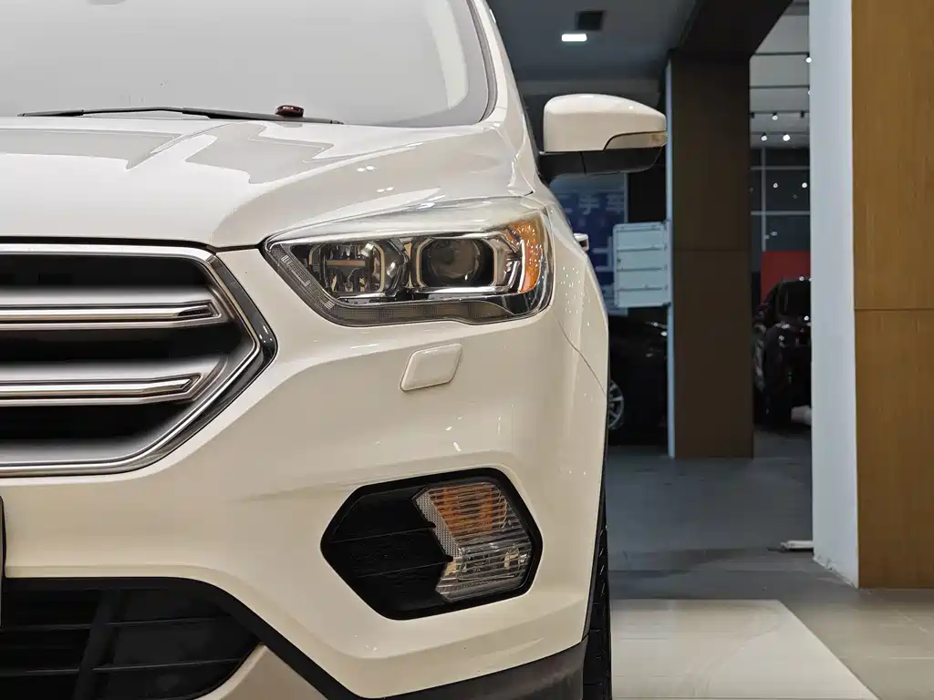 Ford Ford Escape 2018 EcoBoost 180 2WD Luxury Wing Model 2018 - thumbnail 2