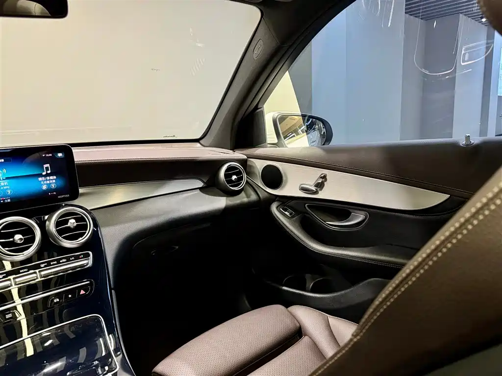 Mercedes-Benz Mercedes-Benz GLC 2020 GLC 260 L 4MATIC Dynamic Model 2020 - thumbnail 26
