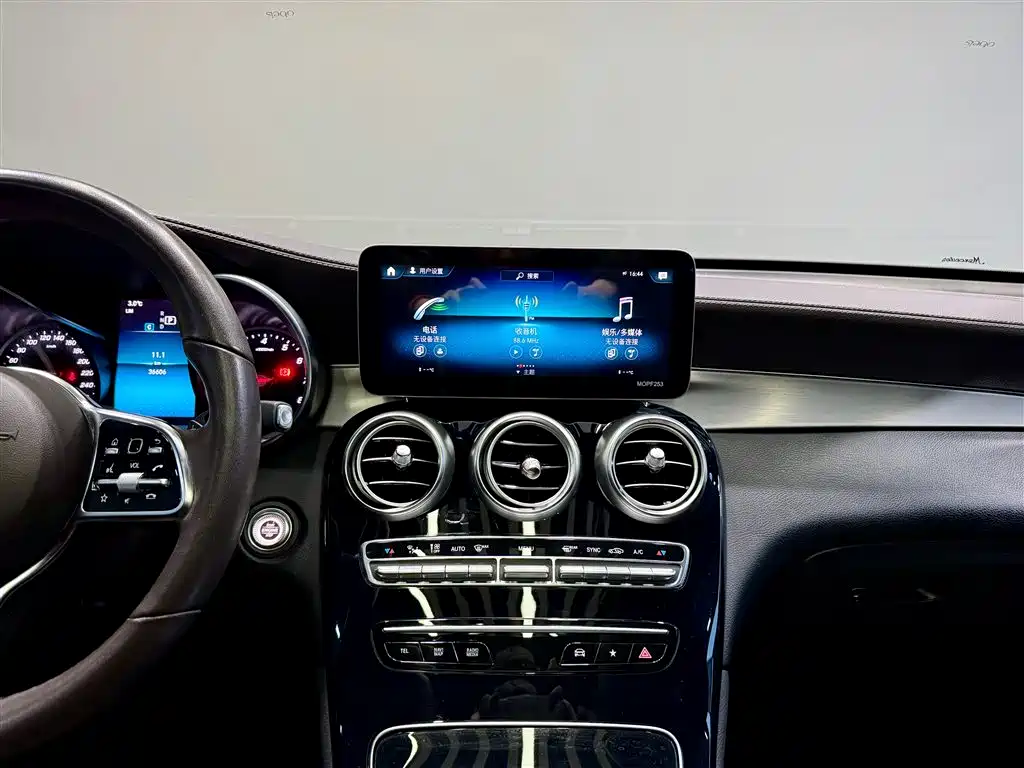 Mercedes-Benz Mercedes-Benz GLC 2020 GLC 260 L 4MATIC Dynamic Model 2020 - thumbnail 29