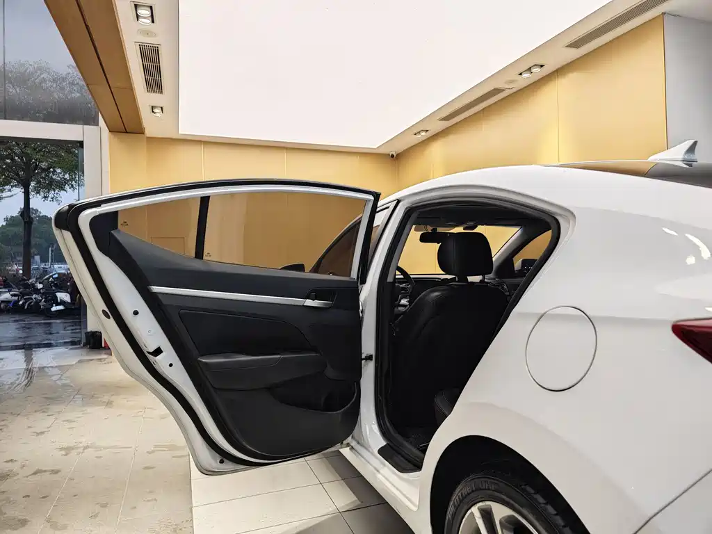 Hyundai Elantra 2016 1.6L Automatic Smart Elite 2018 - thumbnail 20