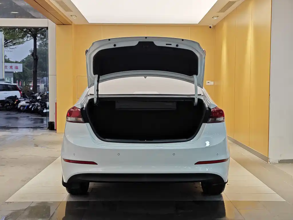 Hyundai Elantra 2016 1.6L Automatic Smart Elite 2018 - thumbnail 25