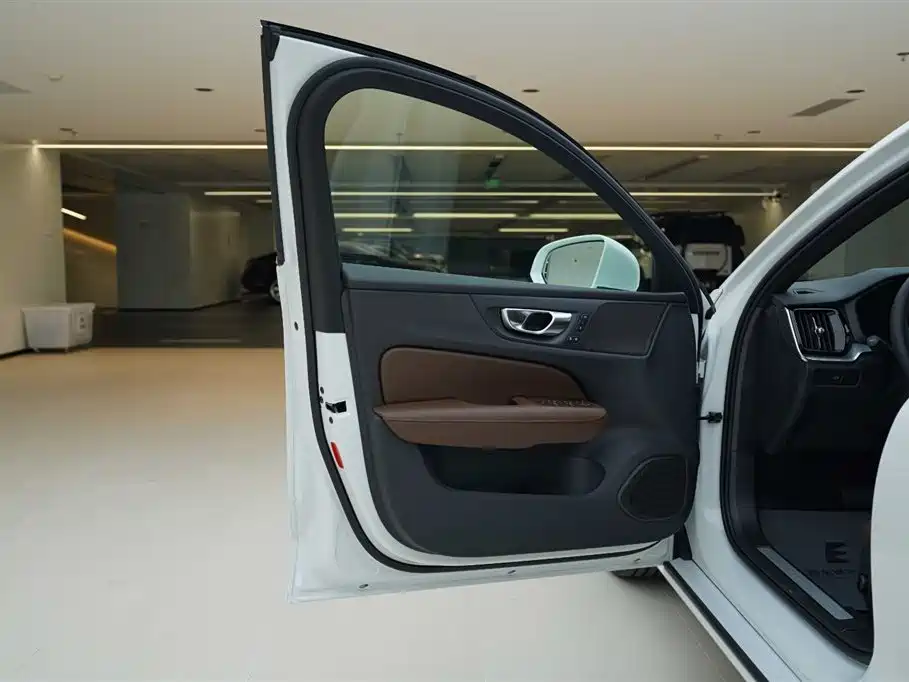 Volvo Volvo S60 2026 B4 R-Design Luxury 2026 - thumbnail 17