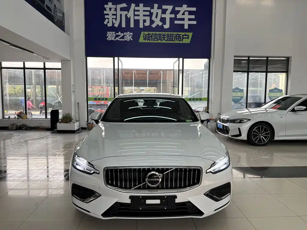 Volvo Volvo S60 2025 B4 Comfort Luxury Edition 2025 - thumbnail 2