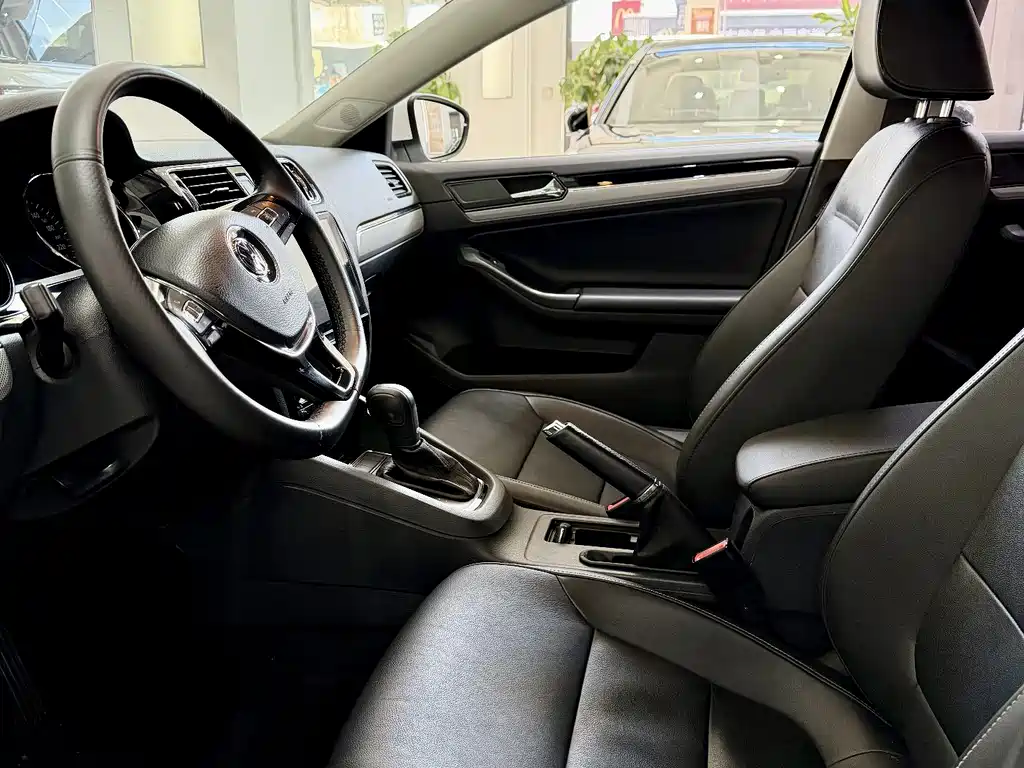 Volkswagen Volkswagen Sagitar 2017 230TSI Automatic Comfort Edition 2017 - thumbnail 4