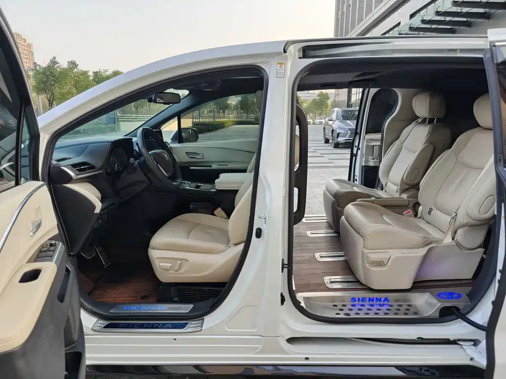 Toyota Toyota Sienna 2021 2.5L Hybrid Premium Edition 2022 - thumbnail 9