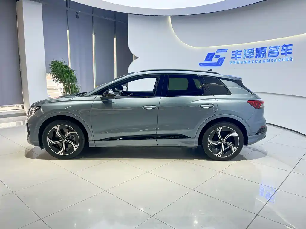 Audi Audi Q4 e-tron 2024 50 e-tron quattro Dark Night Edition 2024 - thumbnail 4