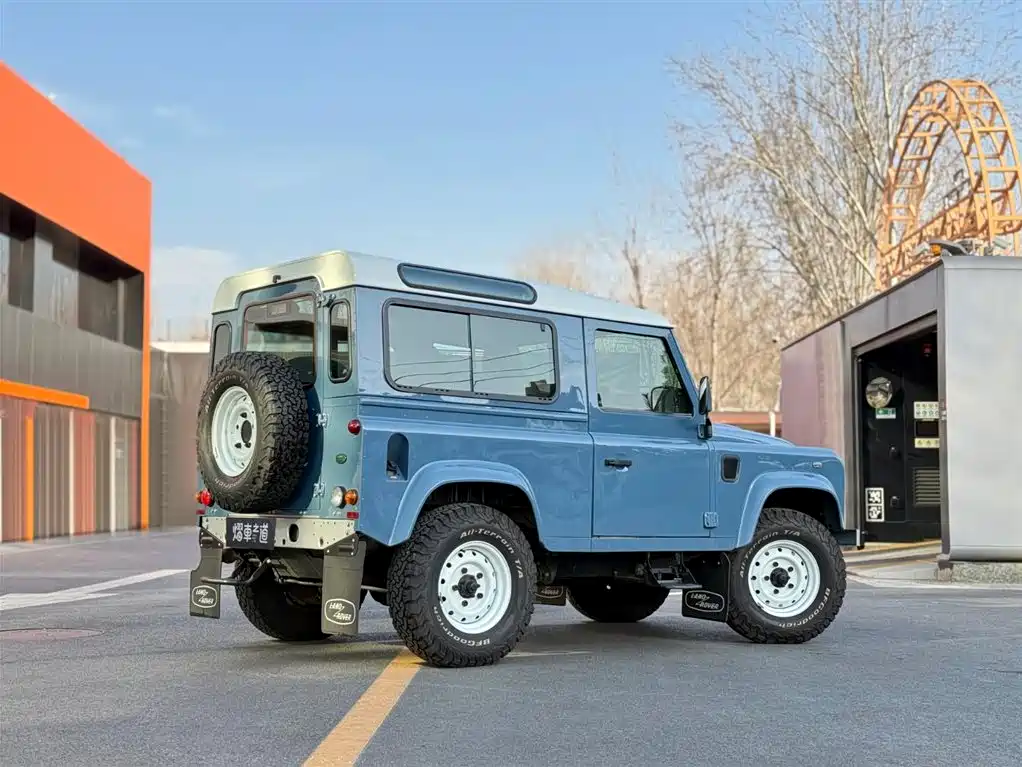 Land Rover Land Rover Defender 2010 Ice & Fire Limited Edition 2011 - thumbnail 3