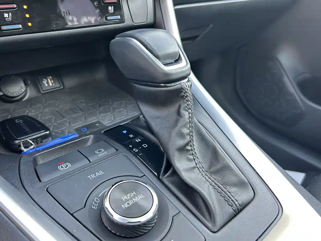 Toyota Venza 2023 Dual Engine 2.5L E-CVT AWD Premium Edition 2023 - thumbnail 16