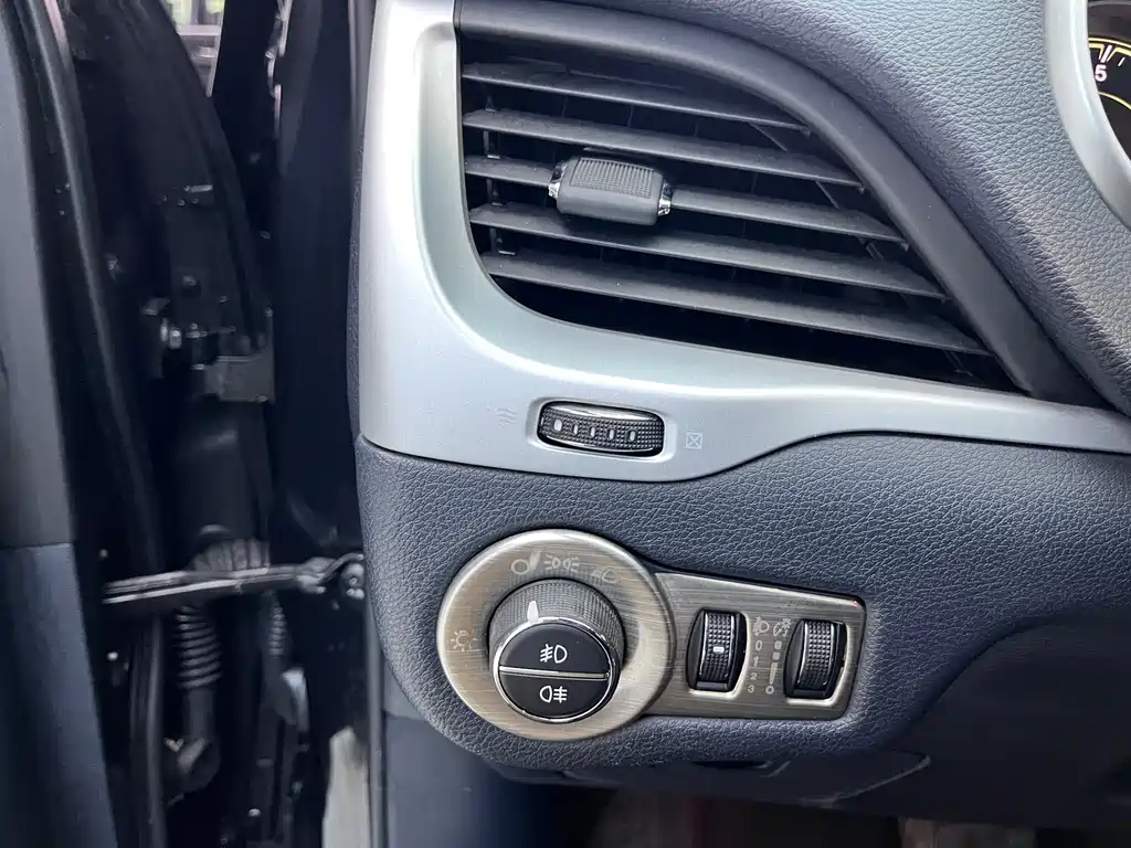 Jeep Chrysler Cherokee 2016 2.4L Limited Intelligent Edition 2017 - thumbnail 14