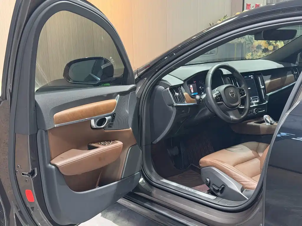 Volvo Volvo S90 2023 B5 Momentum Luxury Edition 2023 - thumbnail 4