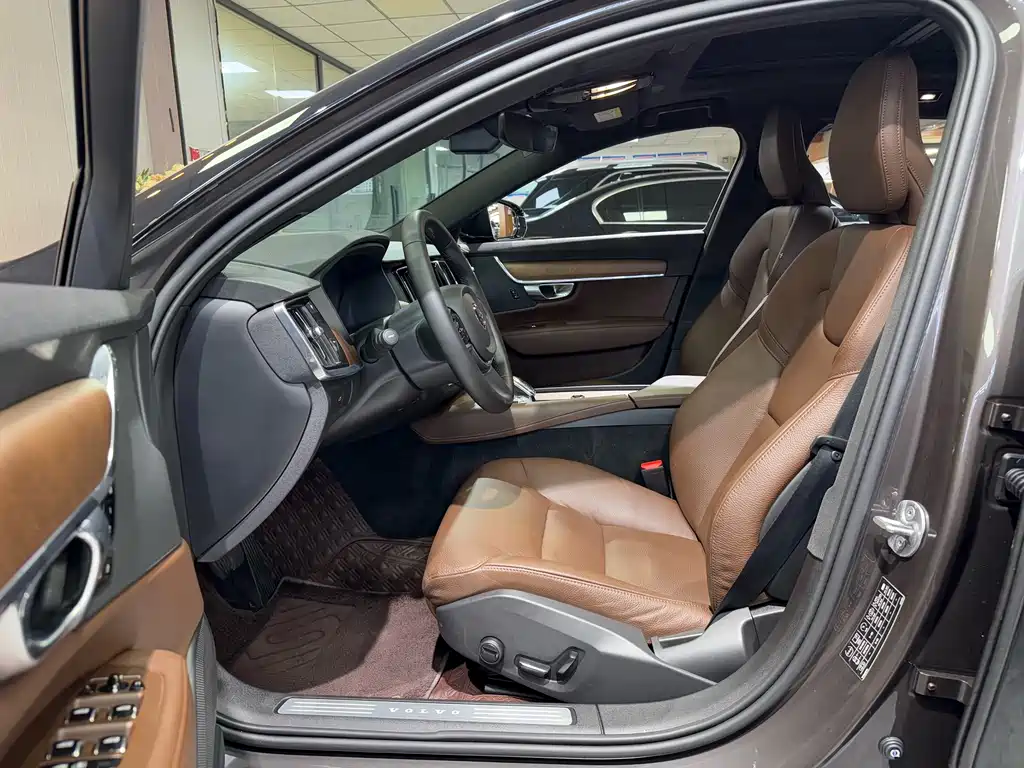 Volvo Volvo S90 2023 B5 Momentum Luxury Edition 2023 - thumbnail 5