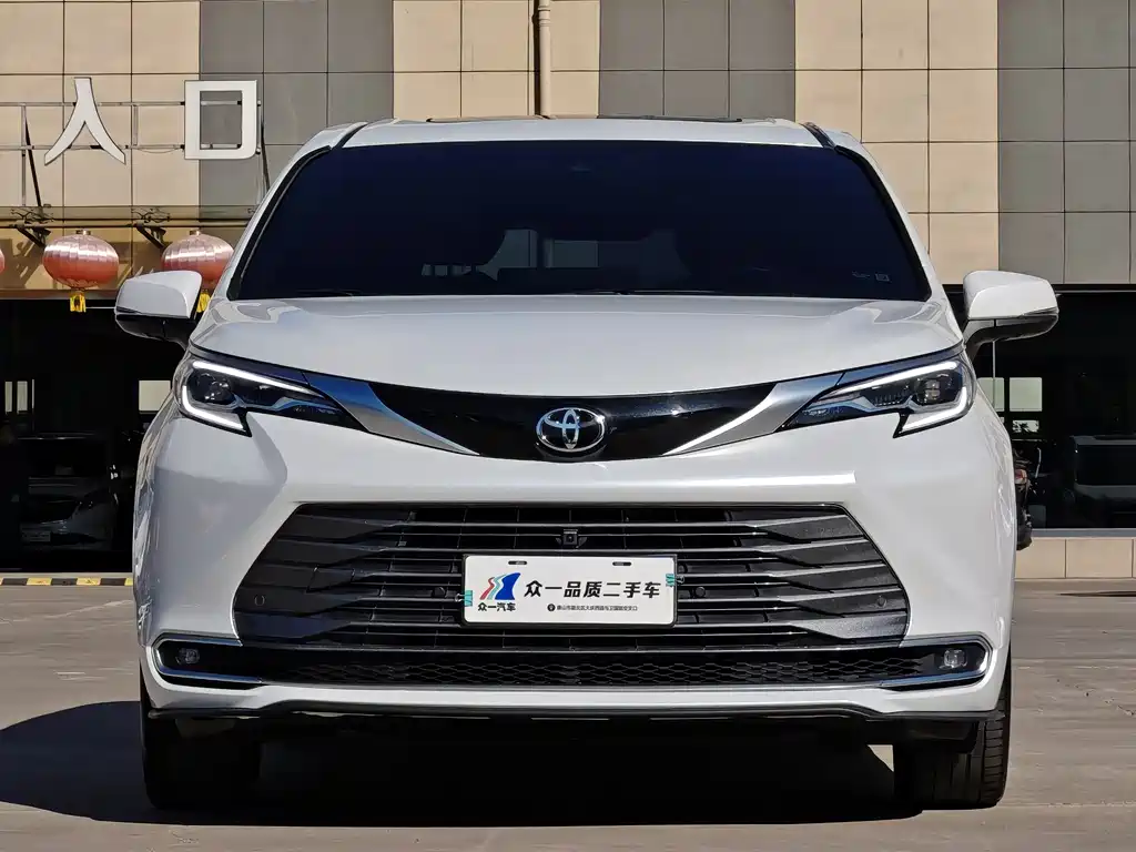 Toyota Toyota Sienna 2024 2.5L Hybrid Premium Edition 2025 - thumbnail 2