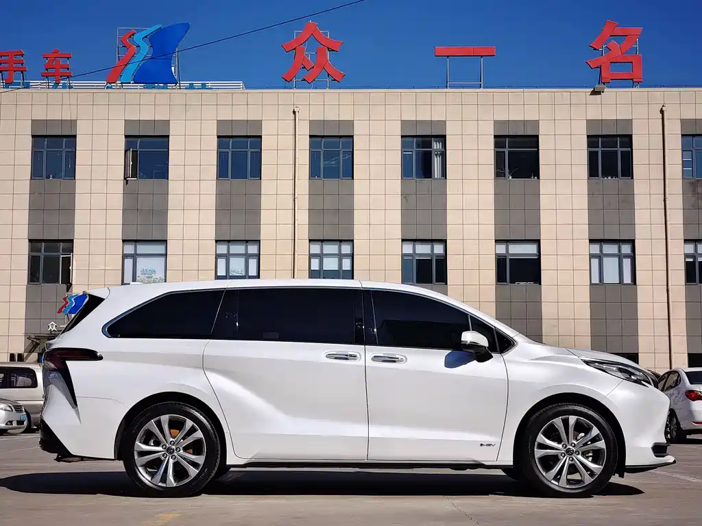 Toyota Toyota Sienna 2024 2.5L Hybrid Premium Edition 2025 - thumbnail 4