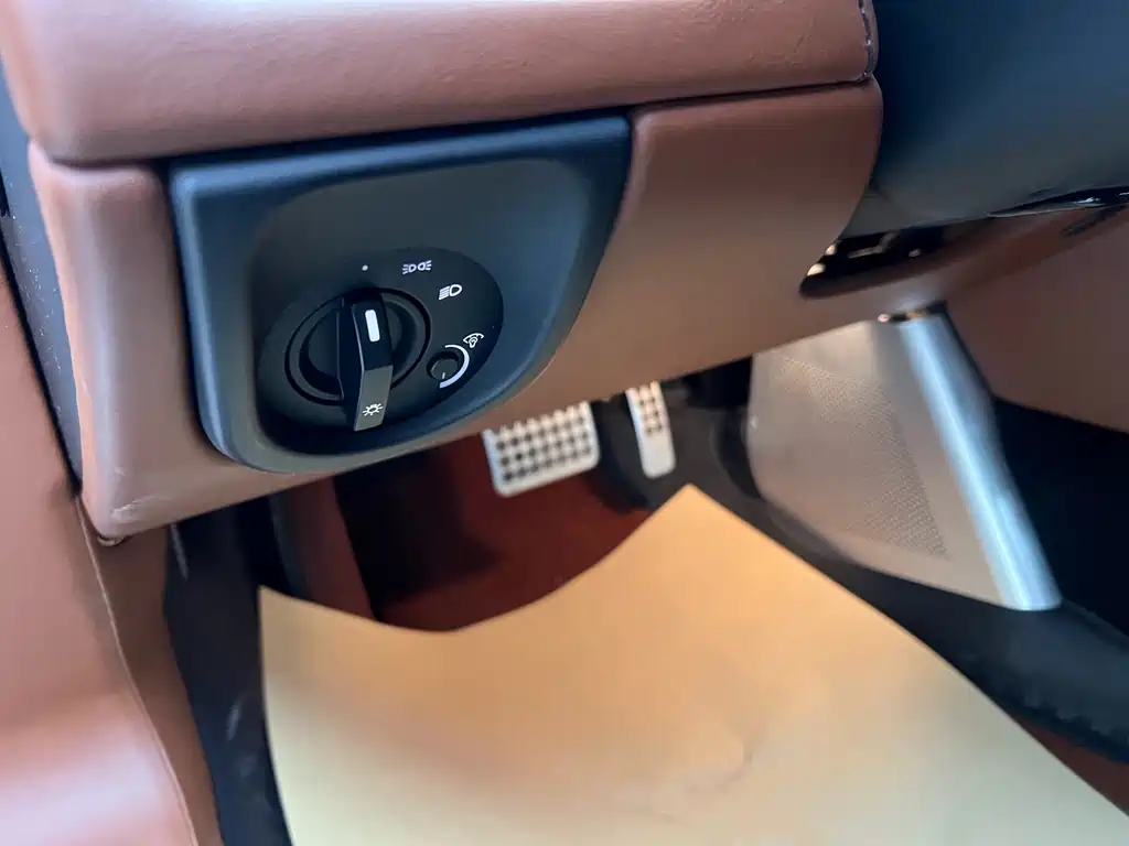 Aston Martin Aston Martin V8 Vantage 2011 4.7L Sportshift Coupe 2012 - thumbnail 5